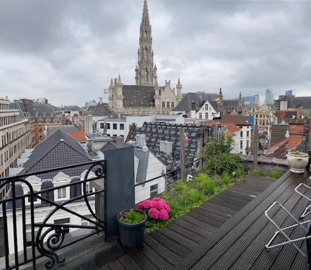 Duplex Dernier Etage Avec Terasse A Deux Pas De La Grand Place Brussels Exterior photo