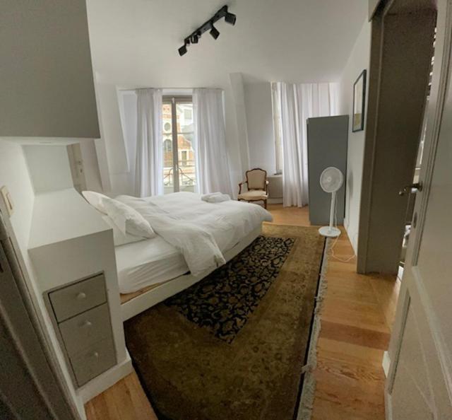 Duplex Dernier Etage Avec Terasse A Deux Pas De La Grand Place Brussels Exterior photo
